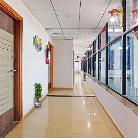 Hotel Solitaire, Best Luxurious Hotel Ac Rooms In Szúrat Kültér fotó