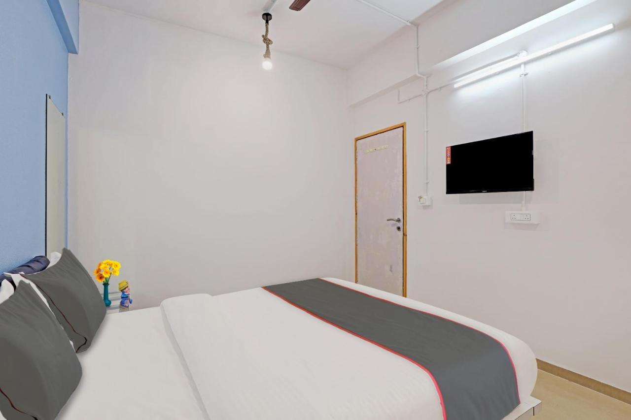 Hotel Solitaire, Best Luxurious Hotel Ac Rooms In Szúrat Kültér fotó